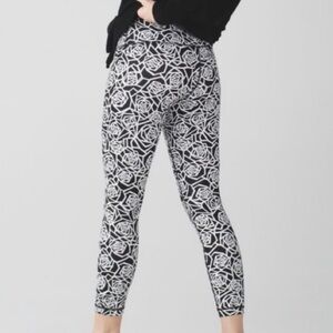 Lululemon Athletica Black and White Floral Leggings
Size: S (XS)